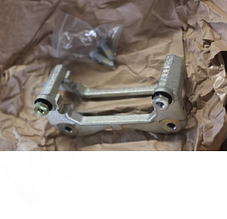 Скоба переднего правого тормозного суппорта   Geely Emgrand X7 , Geely Emgrand X7 FL2