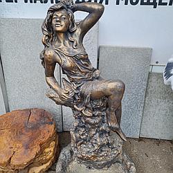 Фонтан "Девушка на камне" бетон