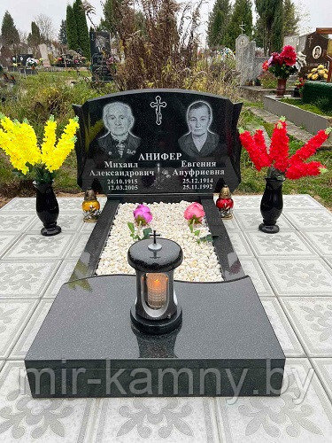 НЕБОЛЬШОЕ ОДИНОЧНОЕ НАДГРОБИЕ С ДВОЙНОЙ СТЕЛОЙ