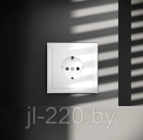 Розетка встраиваемая VOLTUM S70 с заземлением и защитными шторками, 16А, белая, глянцевая