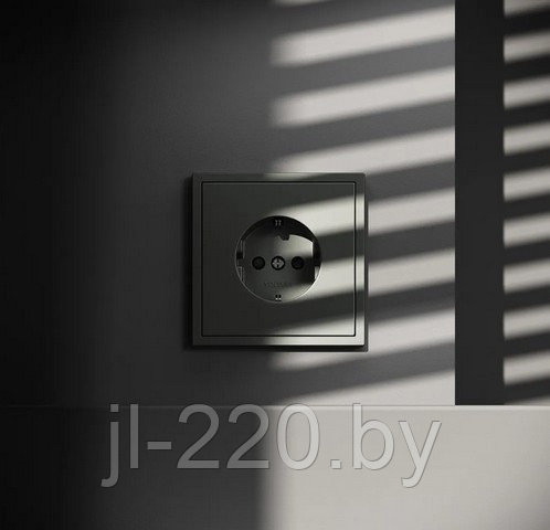 Розетка встраиваемая VOLTUM S70 с заземлением и защитными шторками, 16А, титан