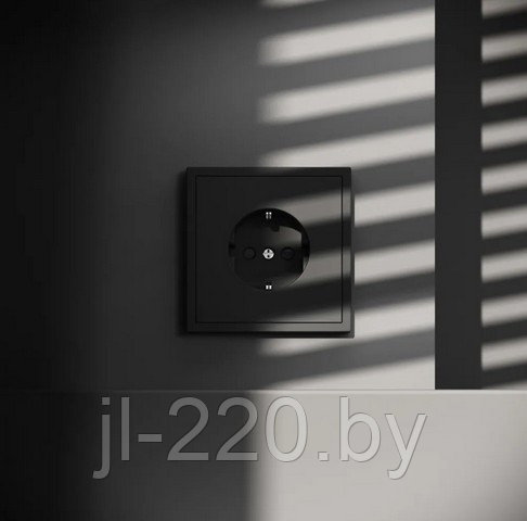 Розетка встраиваемая VOLTUM S70 с заземлением и защитными шторками, 16А, черный, матовый
