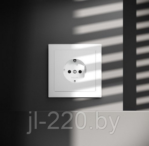 Розетка встраиваемая VOLTUM S70 с заземлением, защитными шторками и крышкой, 16А, белая, глянцевая