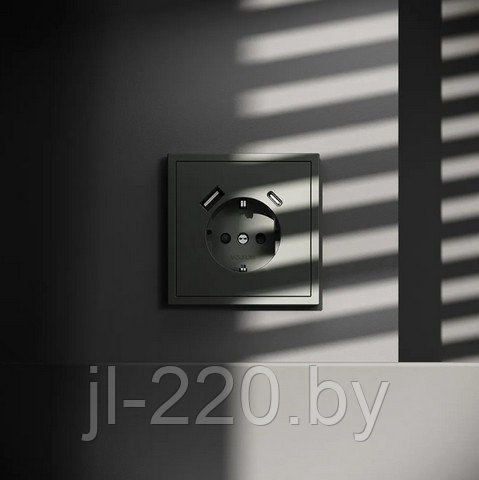 Розетка встраиваемая VOLTUM S70 с заземлением и защитными шторками, 16А, с USB, A+С, титан