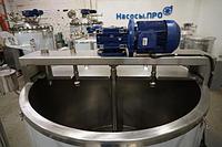 Сироповарочный котел с лестницей обслуживания