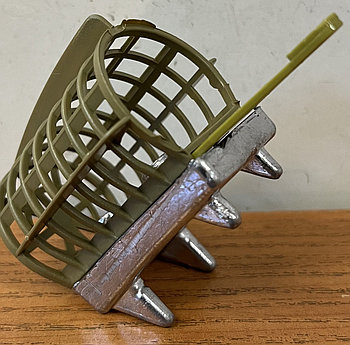 Кормушка SM ВАМПИР с 4 грунтозацепами (90г)