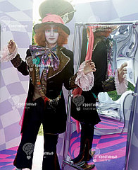 Аренда Кривых Зеркал для Вашего Мероприятия: Погружение Алисы в Страну Чудес