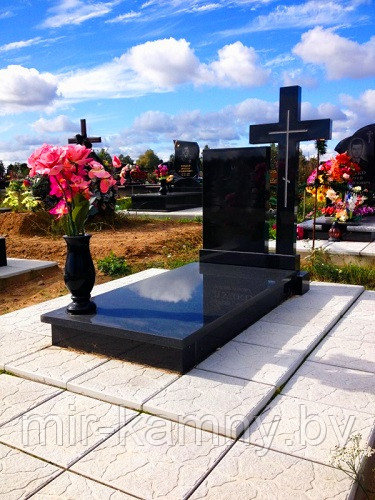 ЕВРОПЕЙСКИЙ ВАРИАНТ ОДИНОЧНОГО ПАМЯТНИКА ИЗ ГРАНИТА С КРЕСТОМ