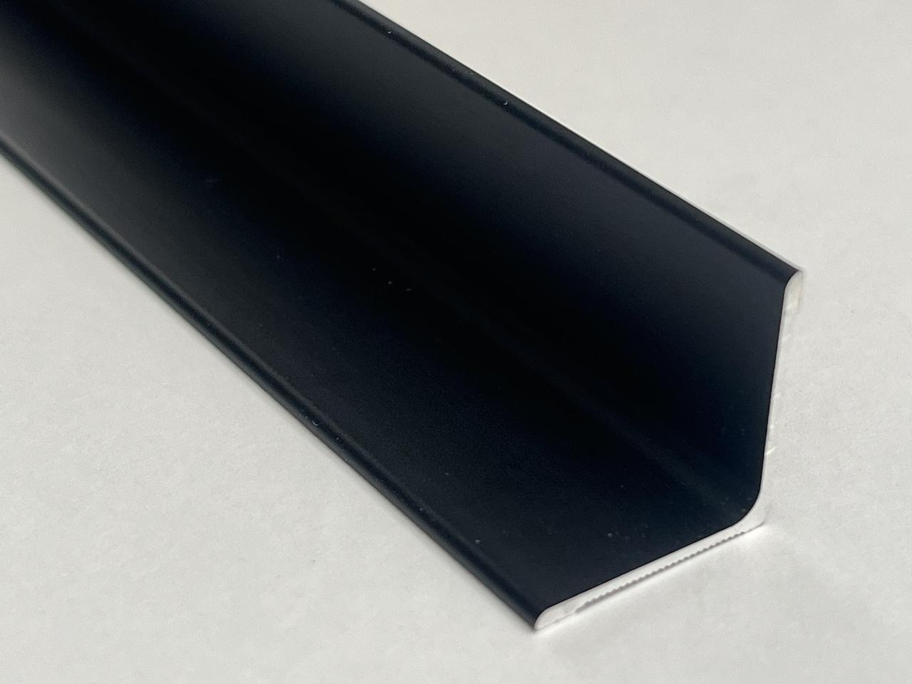 Внутренний уголок 18мм * 18мм 2,7м черный мат