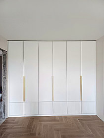 Шкаф распашной с крашеными фасадами