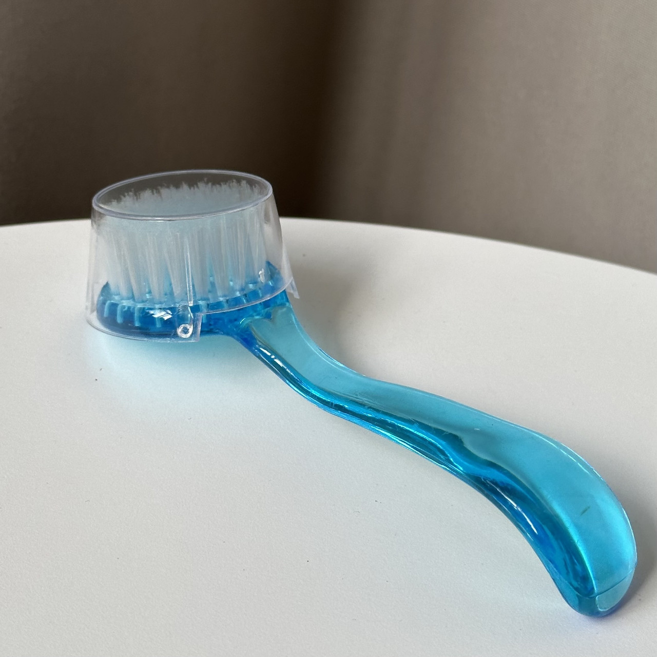 Щёточка круглая с ручкой (голубая)