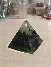 Пирамида из камней и смолы