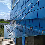 Вантовые стеклянные козырьки: современное решение для архитектуры входных групп