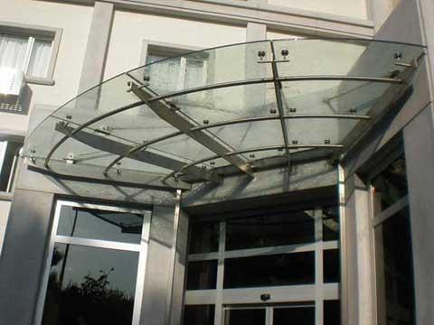 Стеклянный навес над крыльцом