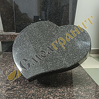 Гранитная табличка на захоронение в виде сердца