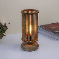 Настольный светильник с абажуром из дерева