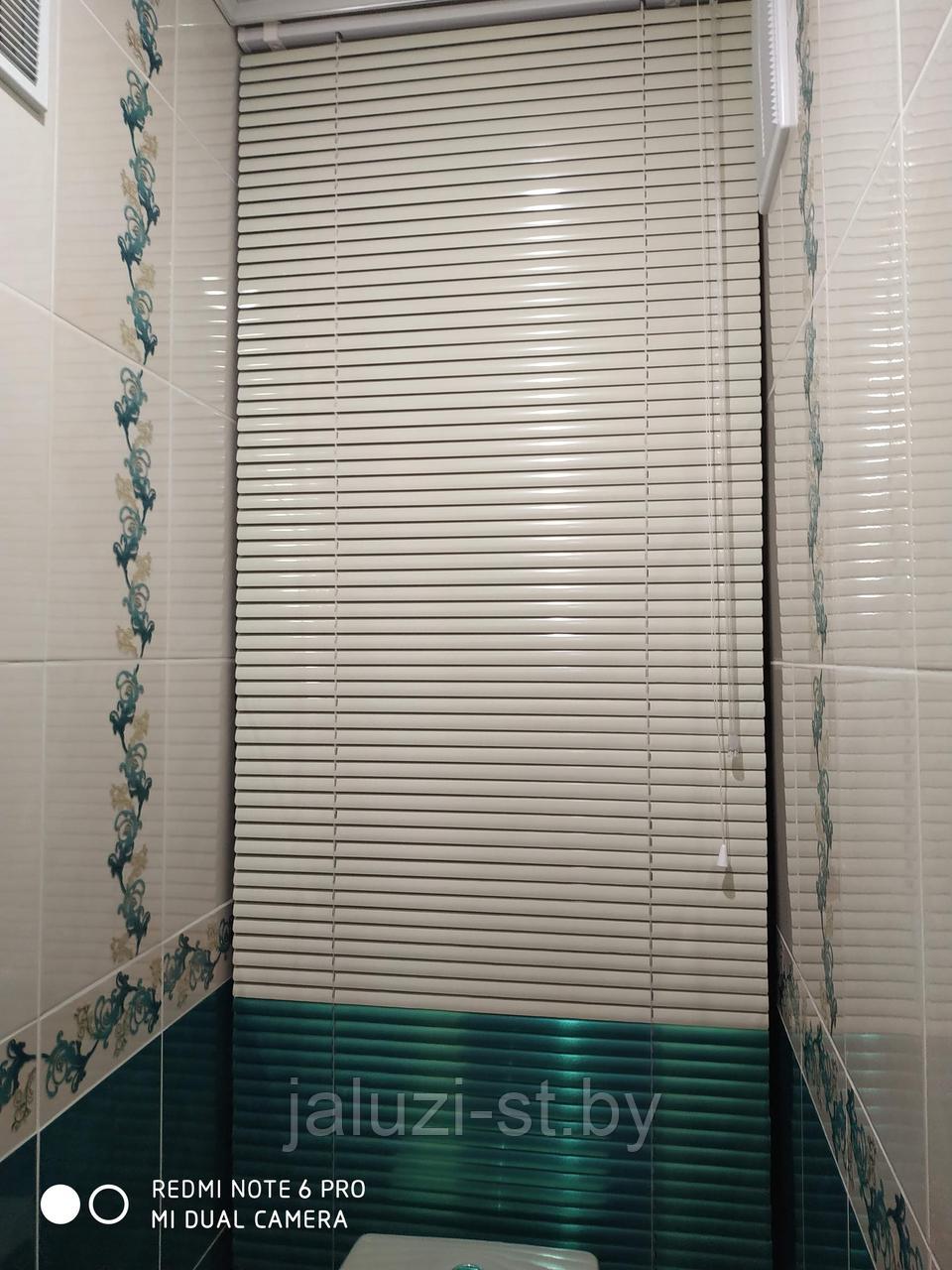 Жалюзи горизонтальные двух цветные для сан узла