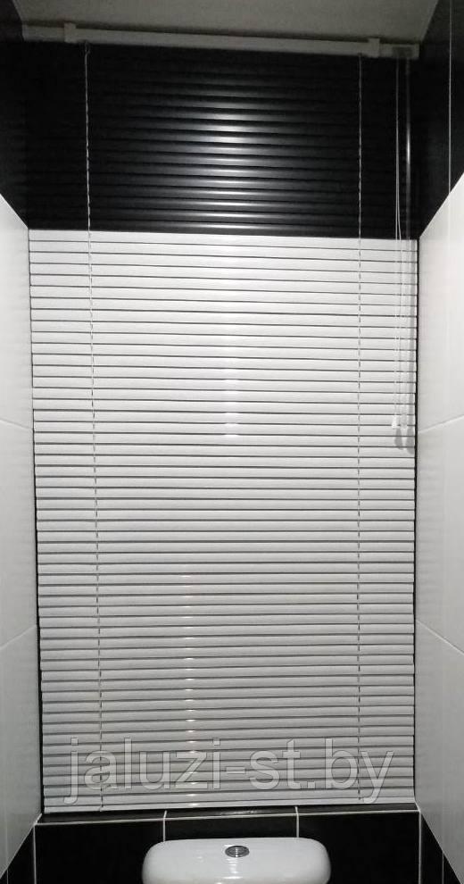 Жалюзи горизонтальные двух цветные для сан узла