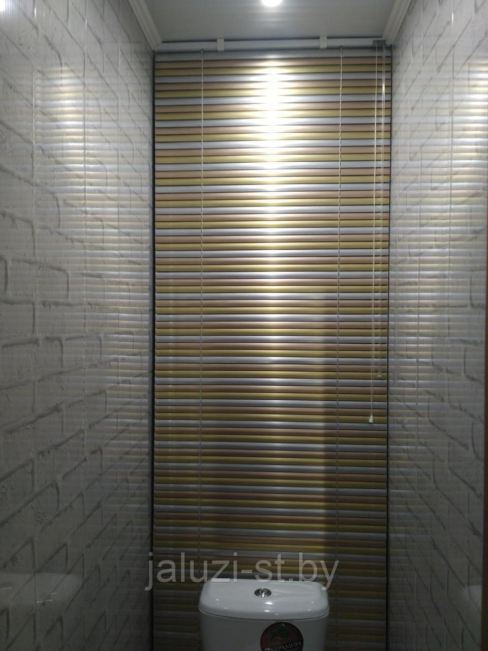 Жалюзи горизонтальные двух цветные для сан узла