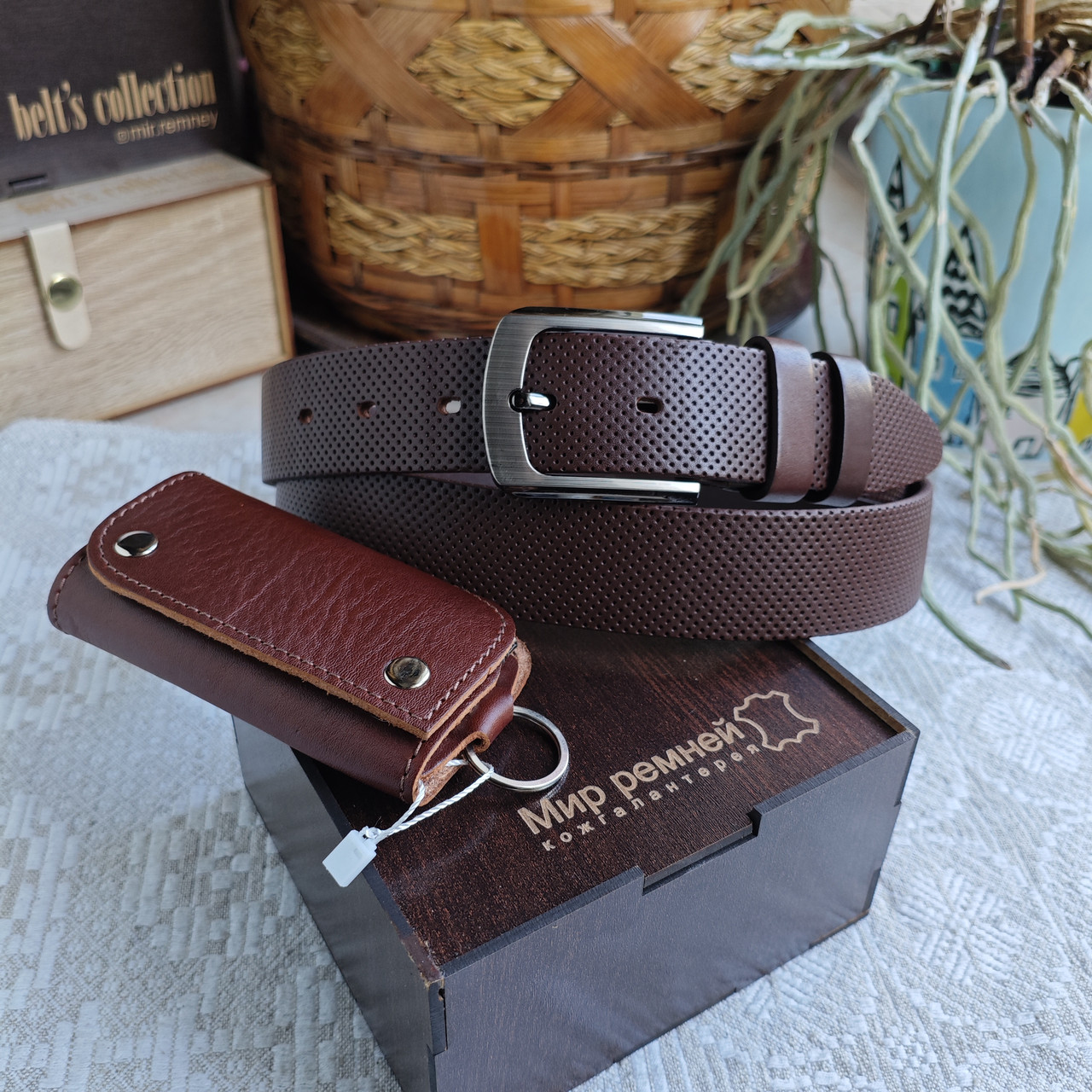 АКЦИЯ! Подарочный бокс: ремень 3,5 см классика + ключница (коричневый цвет)