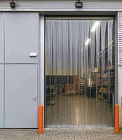 Штора на входную дверь от холода из прозрачных и непрозрачных лент.