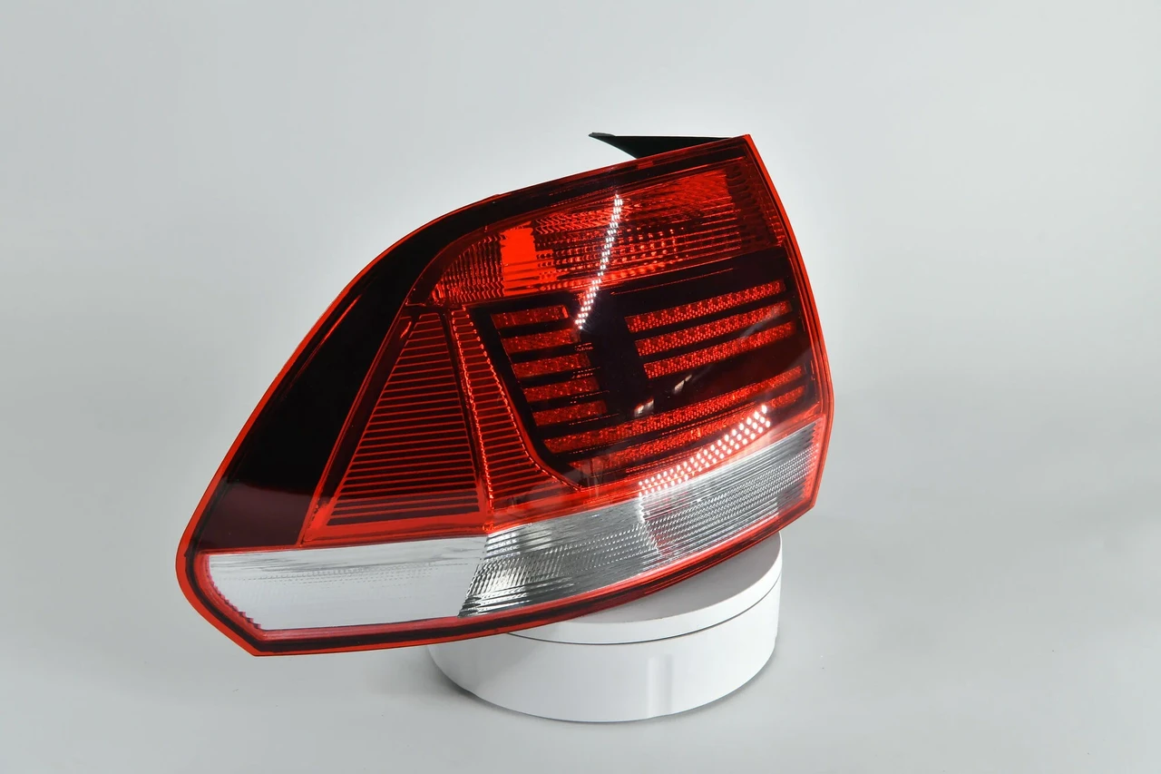 Фонарь задний левый затемненный VAG 11E520A12B