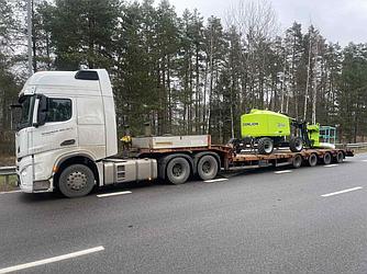 Трал для перевозки строительного подъемника