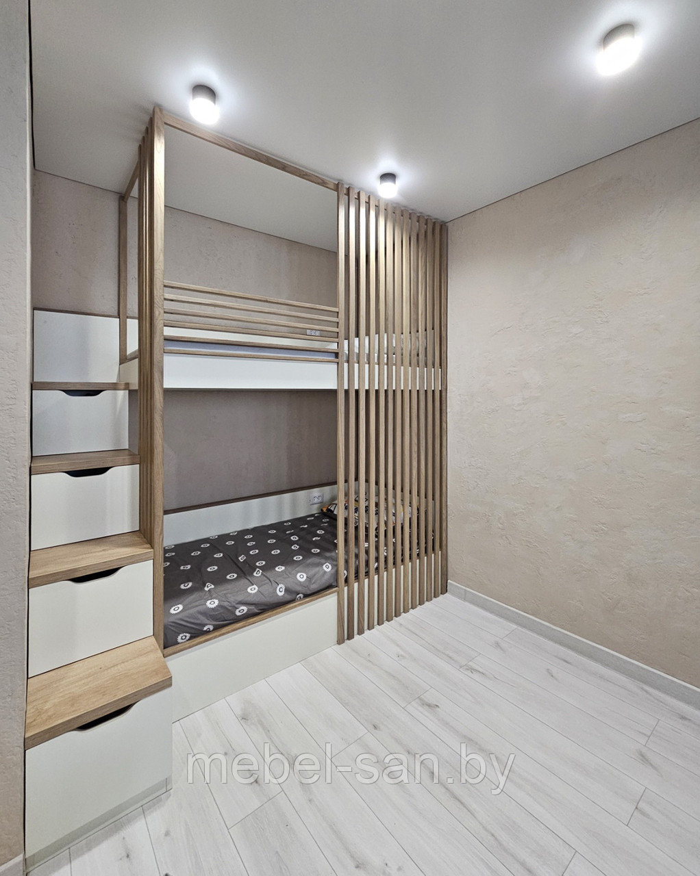 Двухъярусная кровать с дополнительным, приставным, спальным местом.
