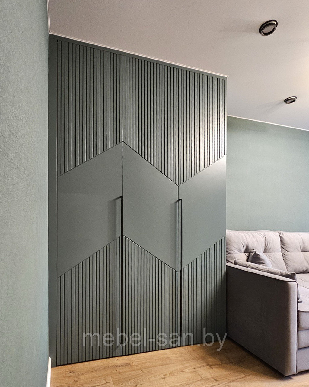 Шкаф со встроенной гладильной доской