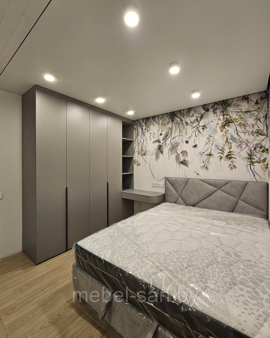 Шкаф с туалетным столиком в спальню