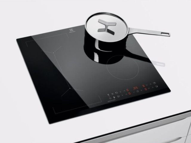 4-конфорочная индукционная плита Electrolux LIV63431BK со скошенными краями и объединенной зоной нагрева