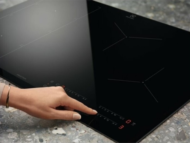 Стеклокерамическая индукционная плита Electrolux EIV634 с функцией Bridge и системой Hob2Hood