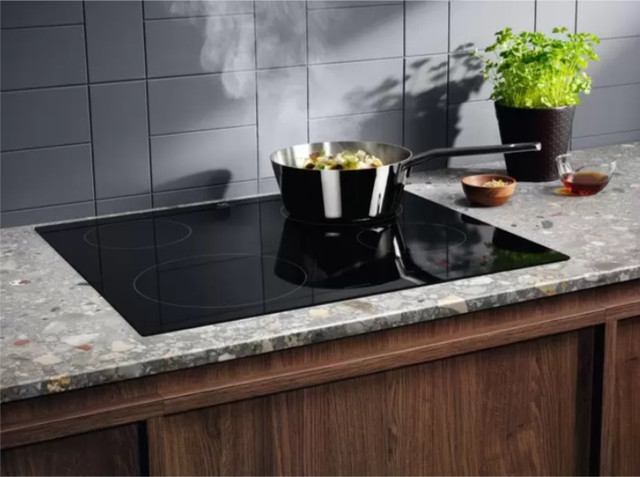 Четырехконфорочная индукционная плита Electrolux LIB60424CK из стеклокерамики с сенсорным управлением