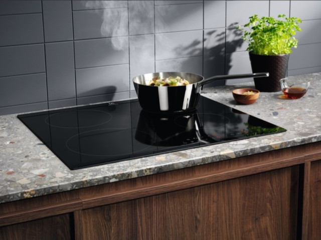 Четырехконфорочная индукционная плита Electrolux LIR60433 из стеклокерамики с сенсорным управлением
