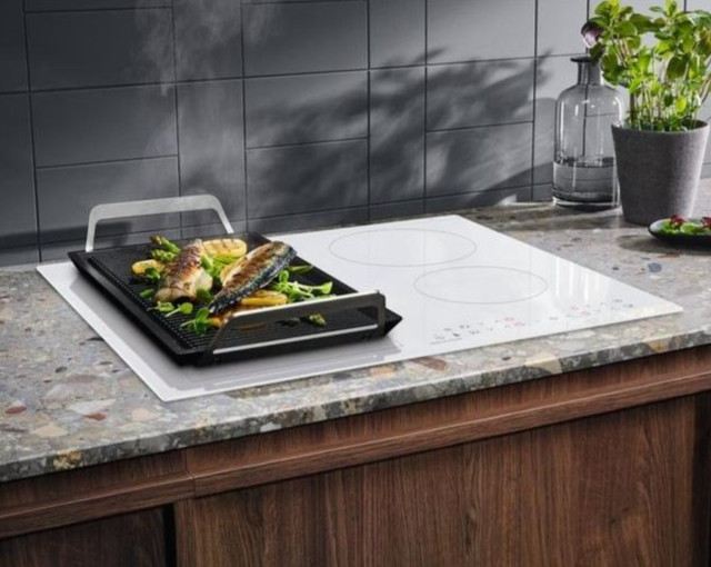 Встраиваемая белая индукционная варочная панель Electrolux LIV63431BW