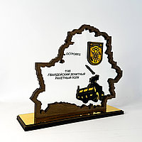 Статуэтка "Гвардейский зенитный ракетный полк" из оргстекла и дерева (17,5*22* см) золото