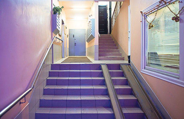 Современные подъезды. Подъезд в доме предложение. Красивые подъезды многоквартирных домов. Салатовые стены в подъезде. Подъезд в доме предложение.