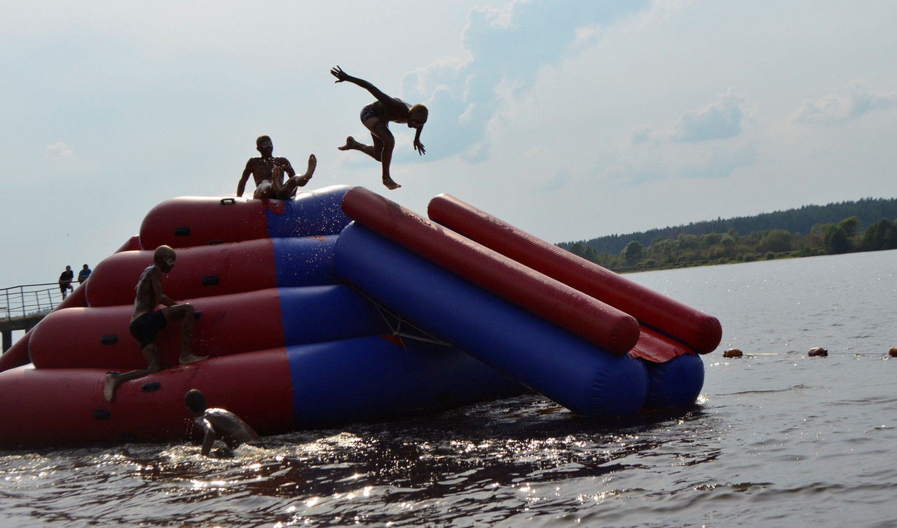 Надувной водный аттракцион "Пирамида с горкой"