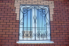 Металлические решетки на окна для дома.