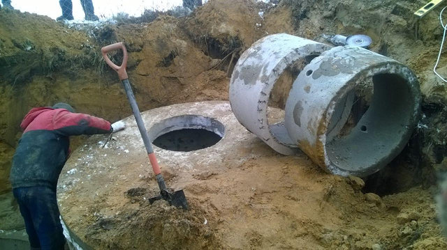 Монтаж  канализации из бетонных колец  15