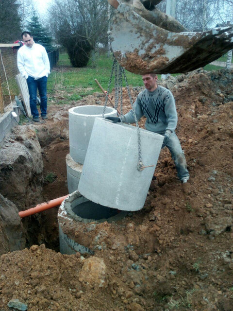 Монтаж канализации из бетонных колец 11