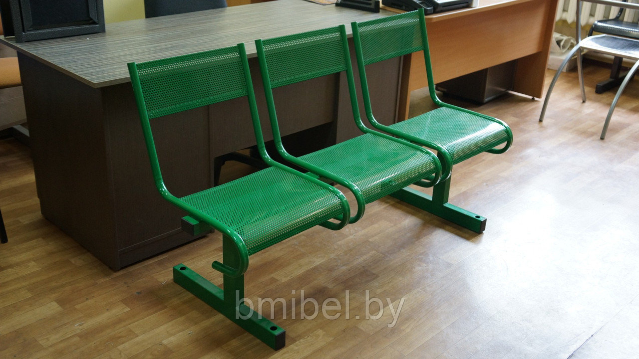 Скамейка металлическая с перфорированным сиденьем трехсекционная
