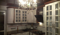 Белая кухня чёрный потолок - фото 1 - id-p40151987