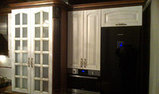 Белая кухня чёрный потолок, фото 2