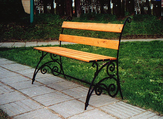 Деревянная скамейка с ковкой для дома и дачи. Собственное производство. - фото 1 - id-p42657695