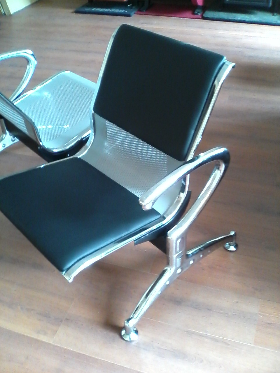 Трёхместная мягкая секция стульев перфорированная с подлокотниками - фото 2 - id-p6701458