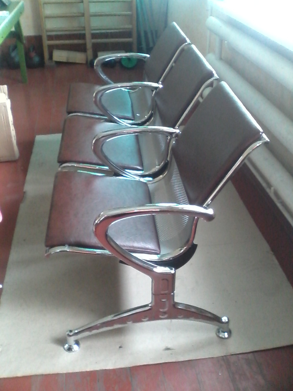 Трёхместная мягкая секция стульев перфорированная с подлокотниками - фото 5 - id-p6701458