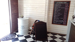 Меловой штендер, меловые доски и ценники для цветочного магазина и кофейни "La fleur" в Солигорске 3