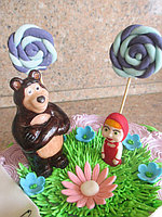 Украшение торта фигурками героев из мультфильма "Маша и Медведь" с помощью молдов