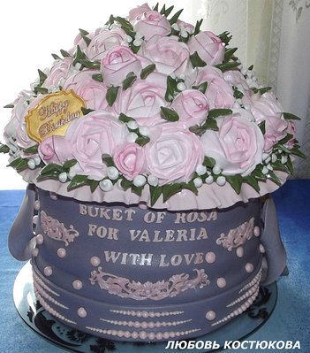 Применение различных молдов для украшения торта из сахарной мастики